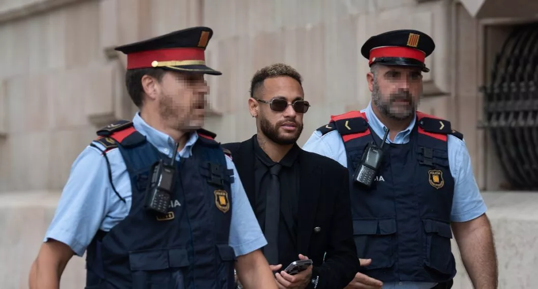 Neymar asistiendo a audiencia en Barcelona, acusado de corrupción