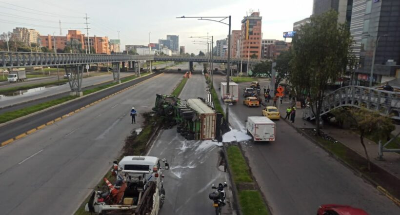 Tractocamión volcado en Bogotá 