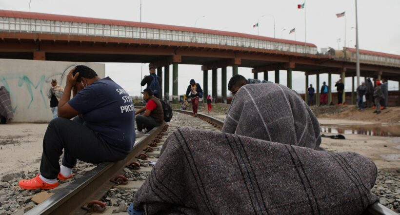 Venezolanos deportados de EE.UU. en las calles de Ciudad Juárez (México).