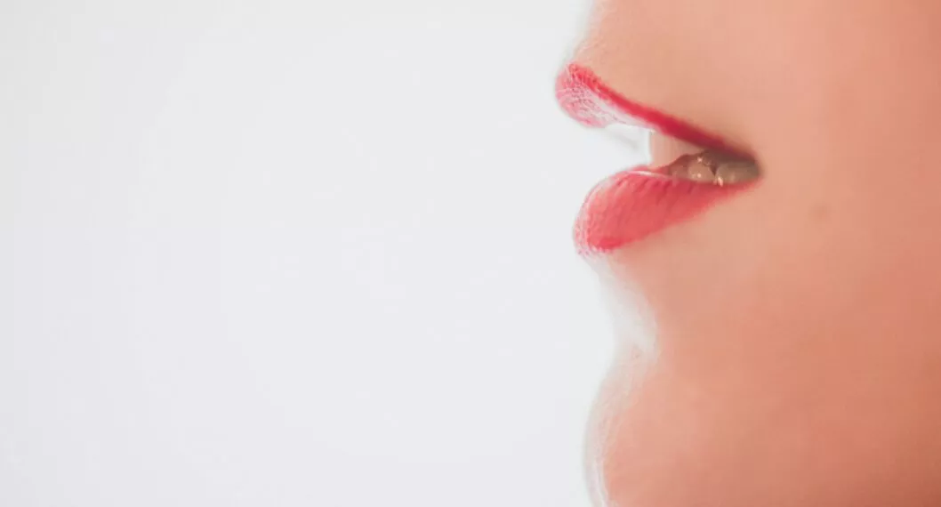 Labios de mujer ilustra nota sobre vitaminas que faltan si se resecan los labios 