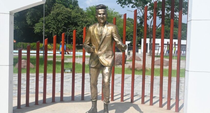 Foto de la escultura de Silvestre Dangond, a propósito de la estatua que se estrenó en su honor en La Guajira.
