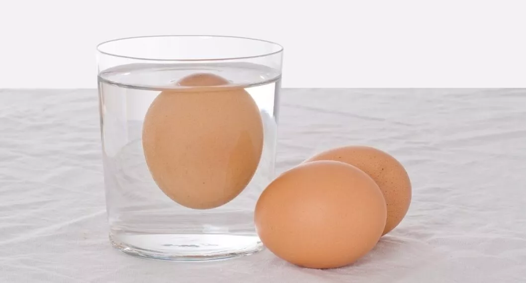 Huevo flotando en un vaso con agua. Nota sobre cómo hacer un ritual con huevos para quitar el mal de ojo