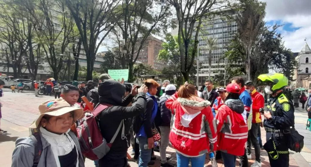 Miembros de la comunidad indígena Emberá que permanecen en Bogotá salieron a las calles a protestar en la mañana de este miércoles.
