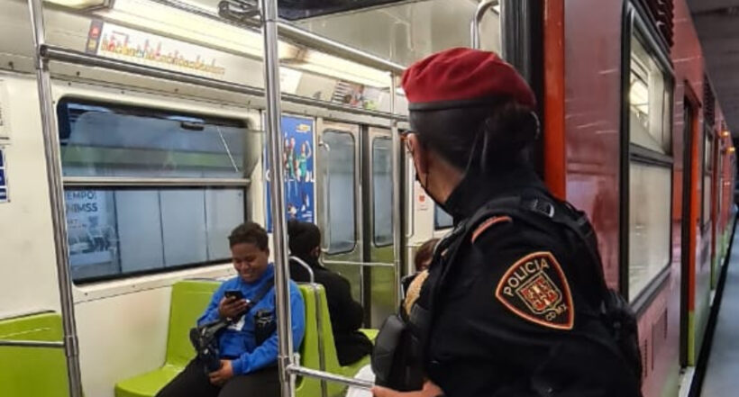 Descubren a un conductor borracho manejando el metro de Ciudad de México. El sujeto fue pillado al equivocarse en uno de los trenes. 