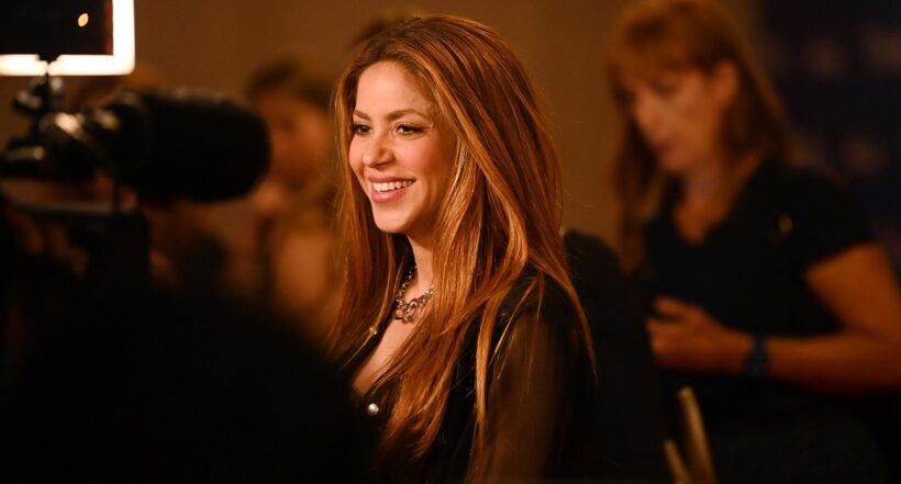 Shakira en Londres ilustra nota sobre la costosa ropa que utilizó en video de 'Monotonía'
