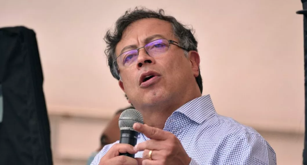 Gustavo Petro condenó las golpizas de las que fueron víctimas los agentes de la Policía que atendían las protestas en el centro de Bogotá.