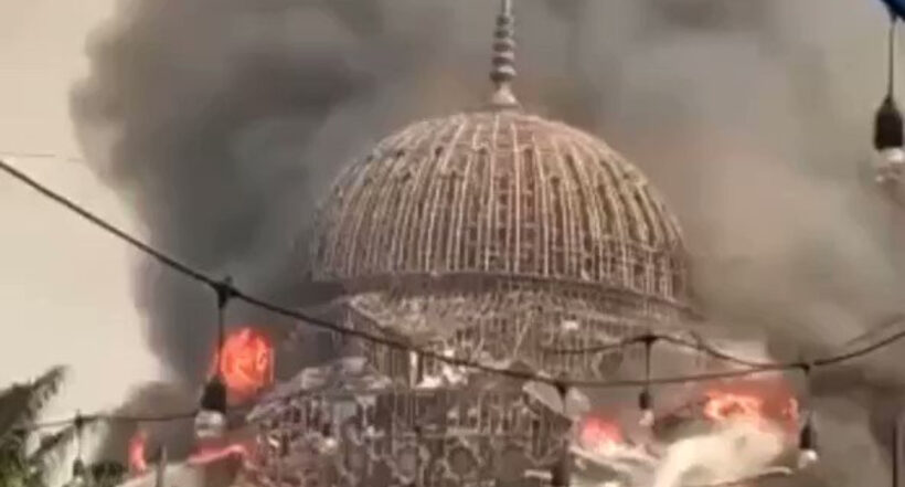 Domo de mezquita se derrumbó por grave incendio en Indonesia.  Las autoridades están investigando las causas de la conflagración.