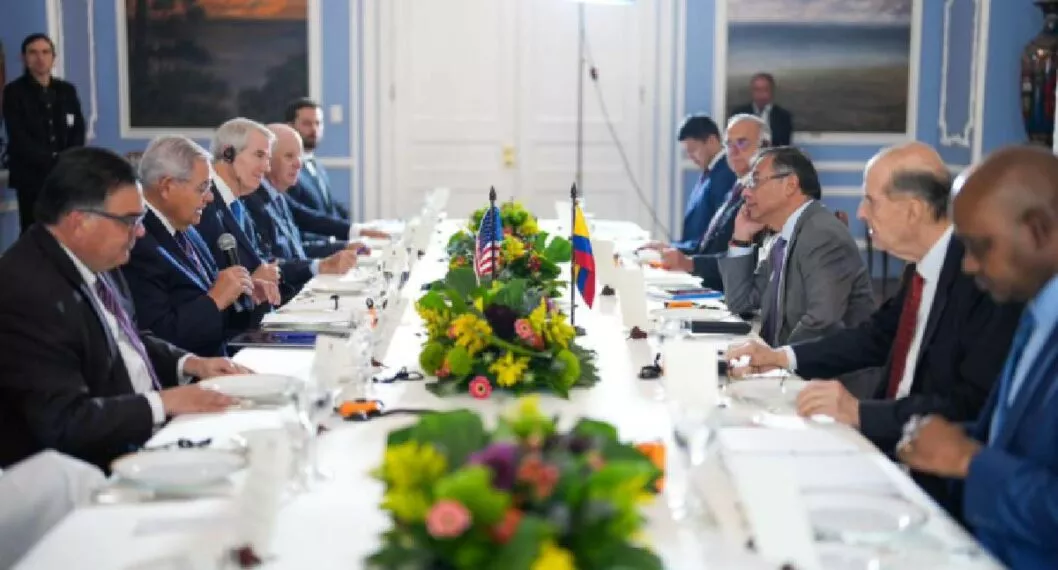 Foto de reunión entre Gustavo Petro y senadores estadounidenses, en Bogotá.
