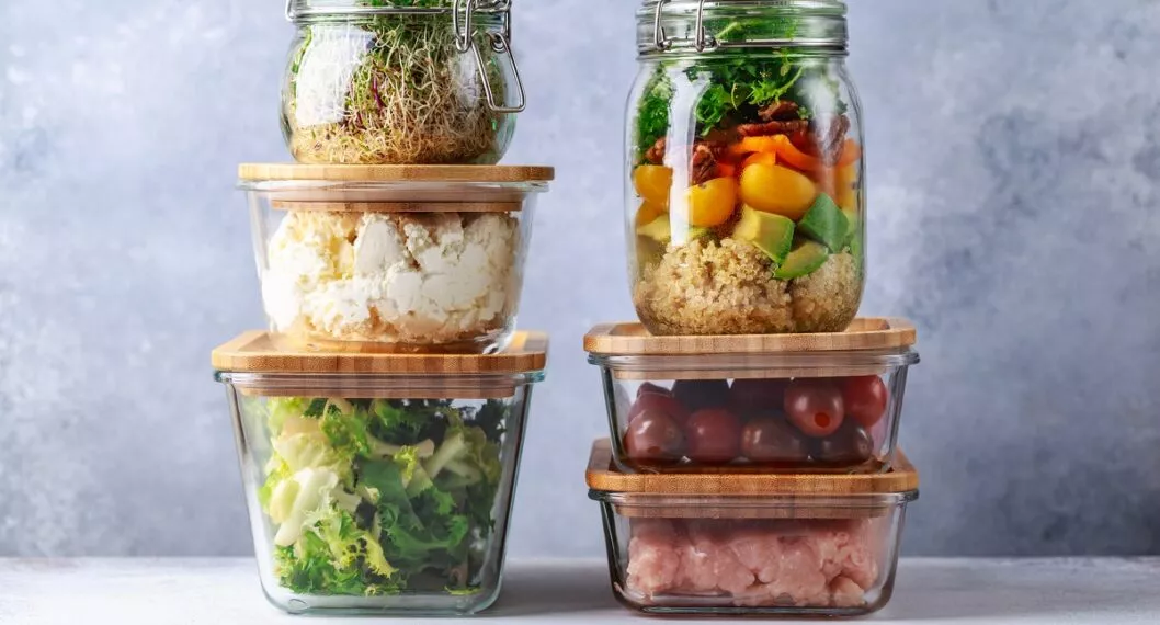 Conozca la la importancia de guardar los alimentos en recipientes de vidrio y no de plástico. 