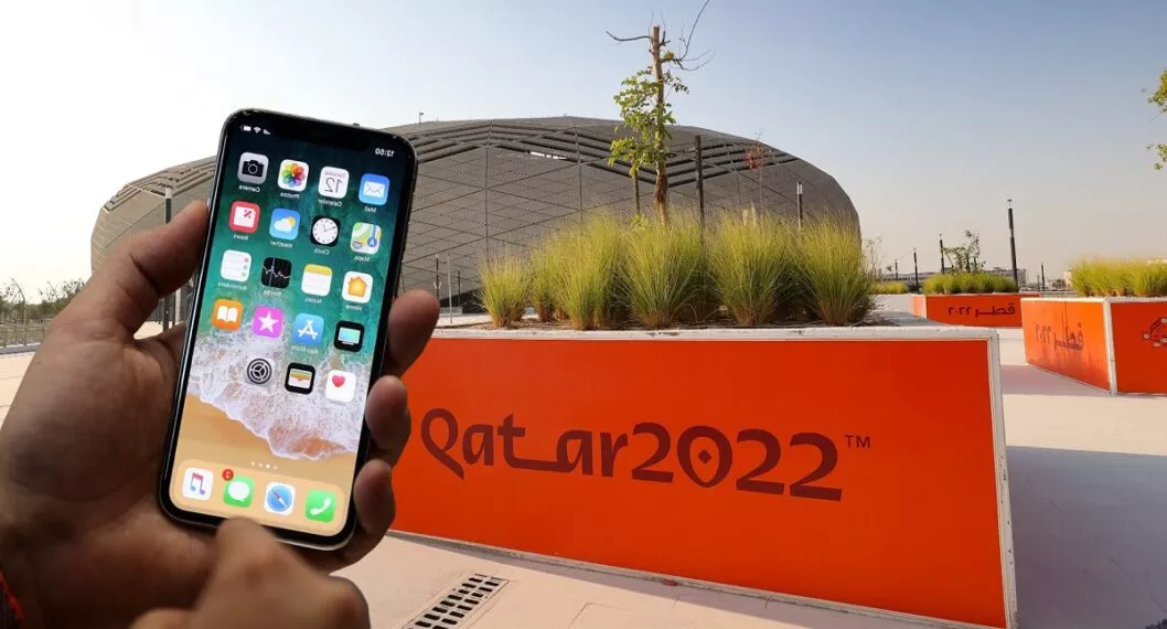 Celular y aviso del Mundial Qatar 2022 ilustran nota sobre 'apps' espías 