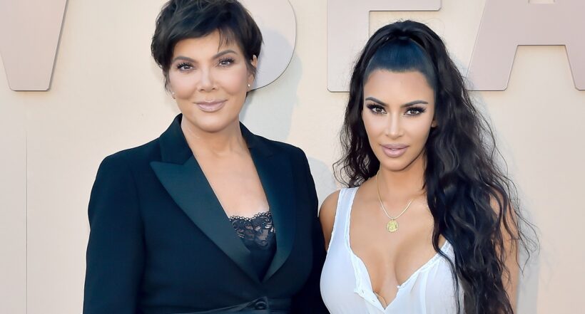 Kim Kardashian le habría pedido al cirujano de Kris Jenne, su mamá, guardar algunos huesos de su cadera para hacer joyas. 