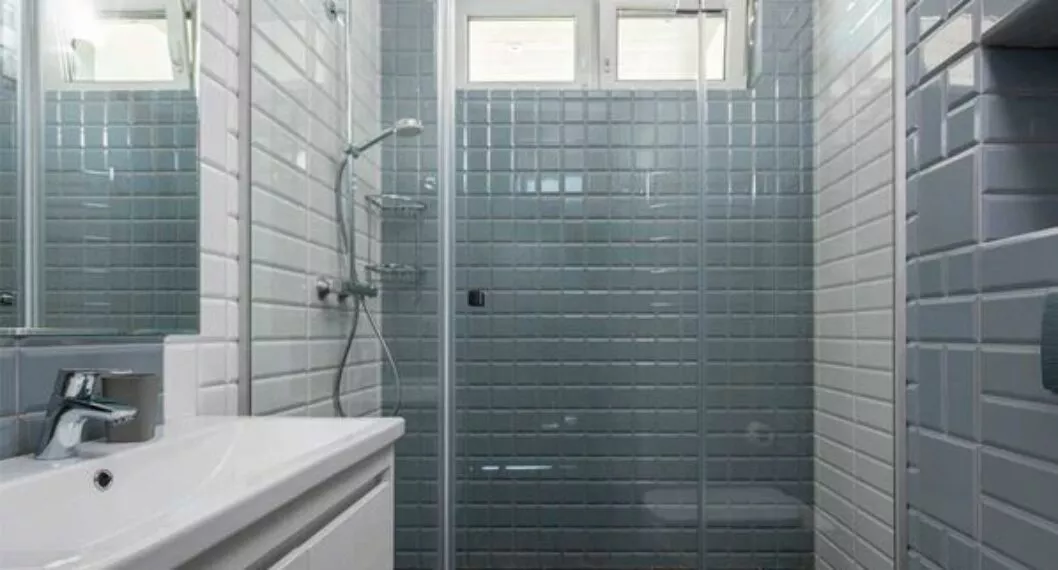 Baño ilustra nota sobre cómo limpiar azulejos para que queden brillantes