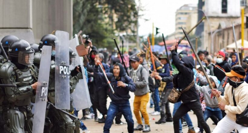 Indígenas embera, en ataque a la Policía, en Bogotá. 