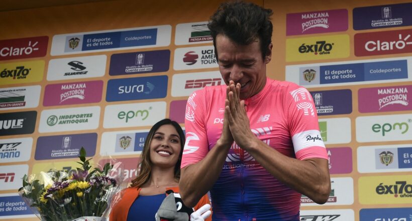 Rigoberto Urán, que aplazó su retiro y renovó contrato con EF Education EasyPost, en foto en el Tour de Francia.