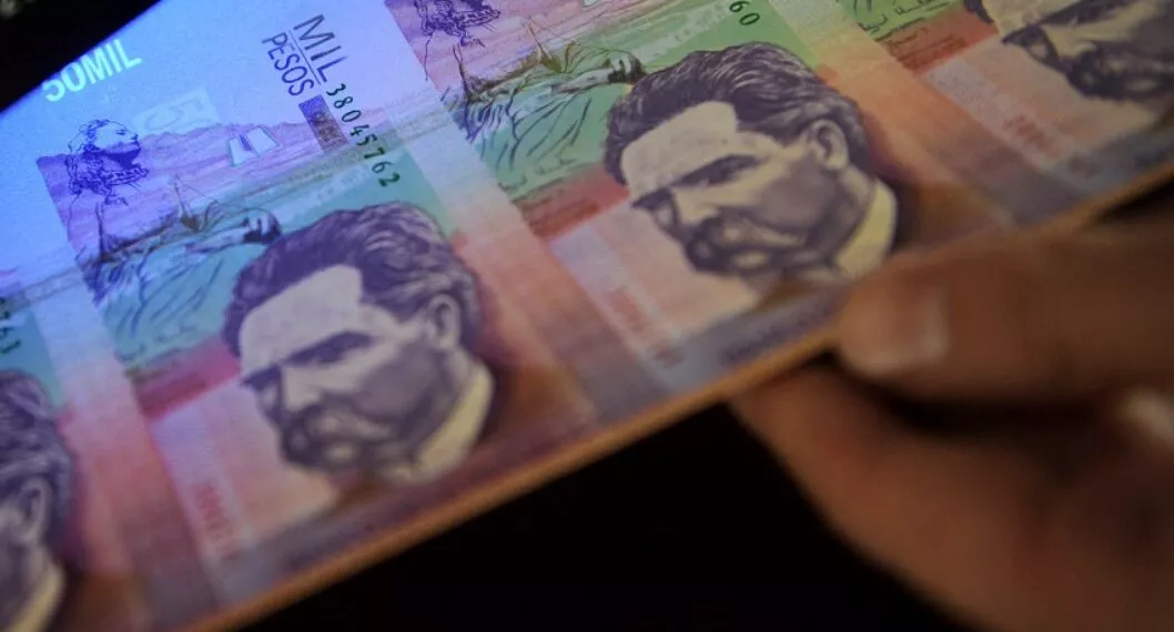 Imagen de billetes de 50.000 pesos ilustra artículo Salario mínimo 2023: comienza discusión de Gobierno, empleadores y trabajadores