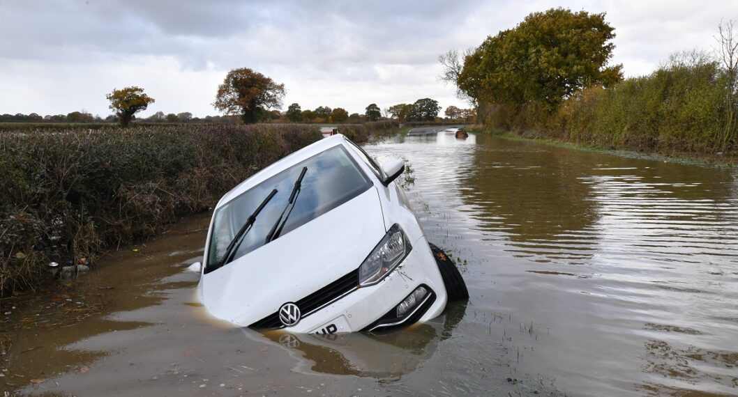 Carro inundado. Nota sobre los daños de una inundación a un carro.