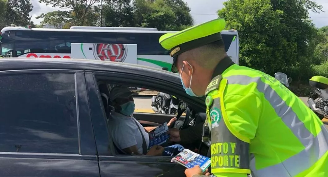 Imagen de un agente de tránsito, a propósito del pico y placa en Cúcuta para hoy martes 25 de octubre con restricciones