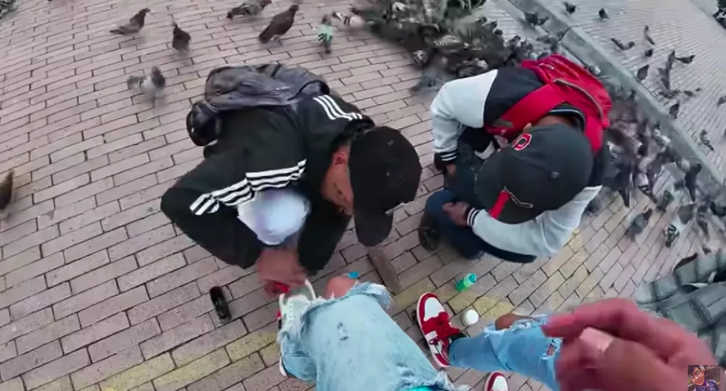 Imagen de un robo en Bogotá, a propósito de cómo estafan en las calles con cambio de celulares y limpiando zapatos