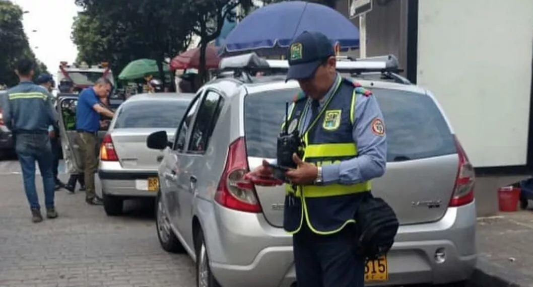Imagen de un agente de tránsito, a propósito del pico y placa en Villavicencio hoy martes 25 de octubre con horario de la medida