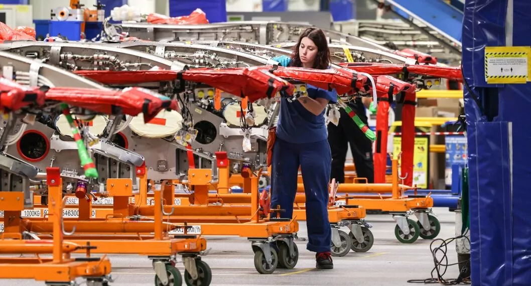 Trabajadora de Airbus en la planta de producción de mástiles de motor de la multinacional europea aeroespacial en el sitio de Saint-Eloi en Toulouse, suroeste de Francia.