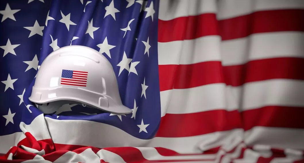 Bandera de Estados Unidos con casco de trabajador ilustra nota sobre profesiones más requeridas en ese país
