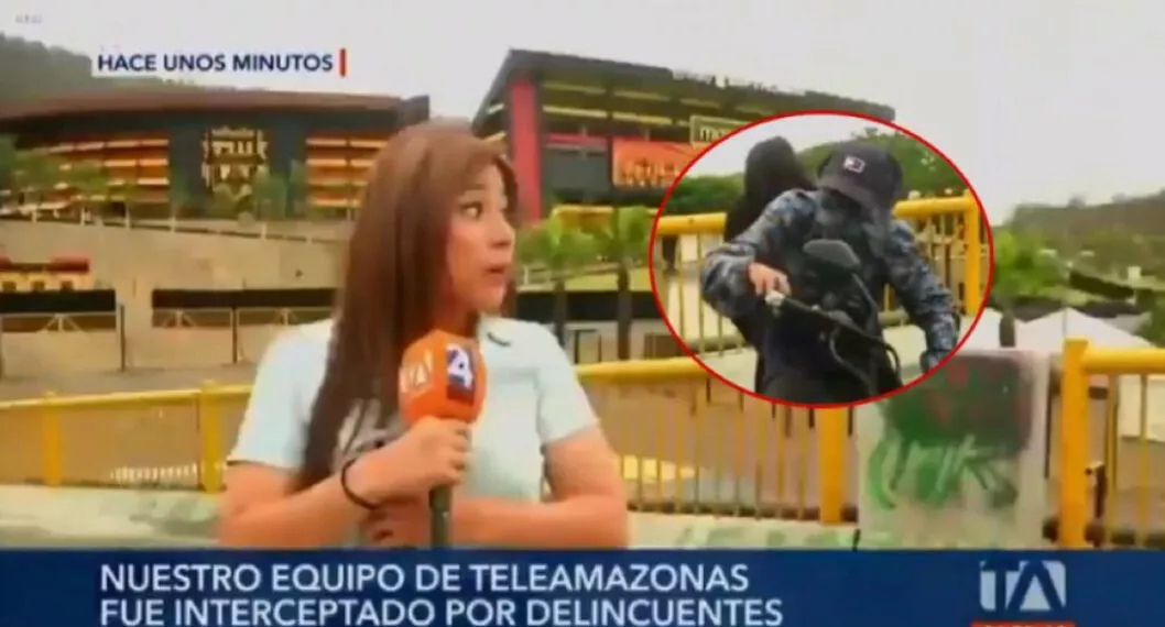 Foto de periodista que por poco es atracada en vivo en Ecuador.