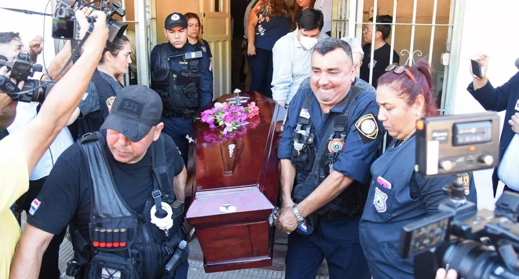 Policías cargan el ataúd de Osvaldo Villalba, uno de los líderes del grupo insurgente Ejército del Pueblo Paraguayo (EPP), afuera de la prisión de mujeres del Buen Pastor donde su hermana Carmen Villalba cumple su condena, en Asunción, el 25 de octubre de 2022.