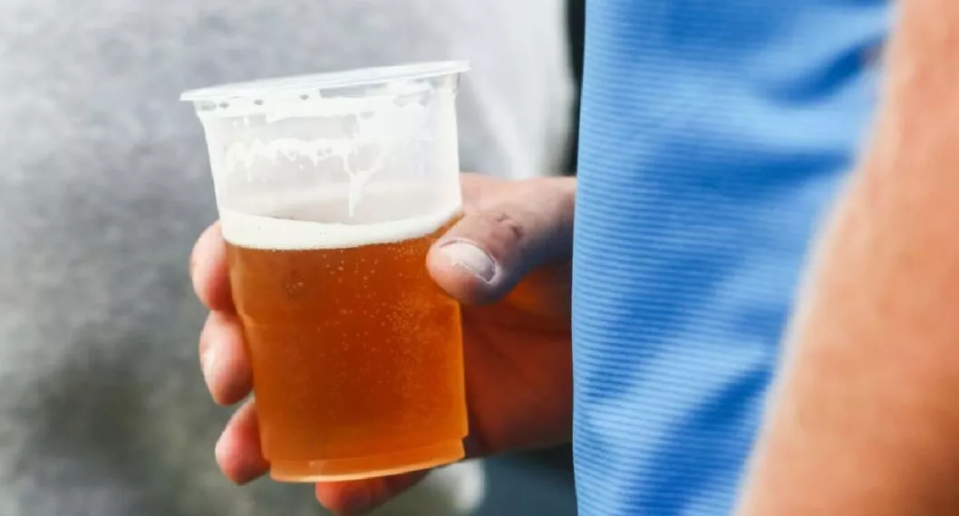 Foto de un vaso de cerveza que muestra la venta de bebidas en el Mundial de Catar 2022