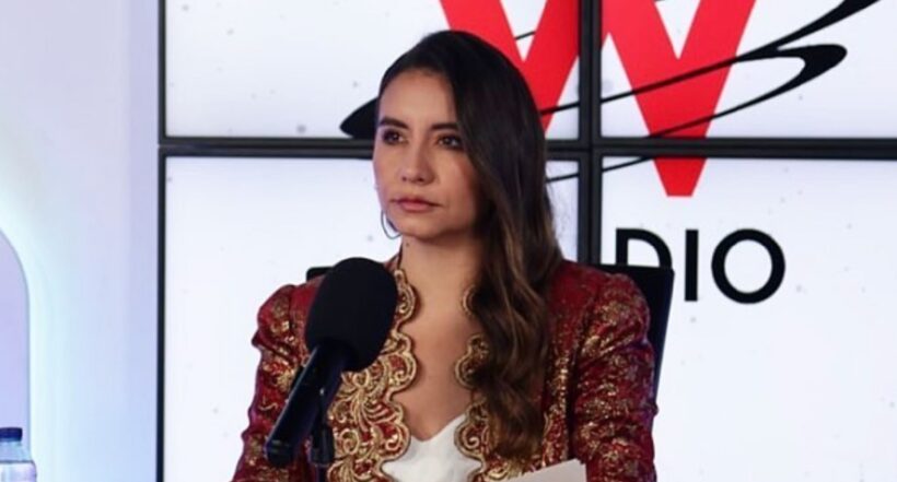 María Camila Díaz, de W Radio, leyendo informe de Comisión de la Verdad