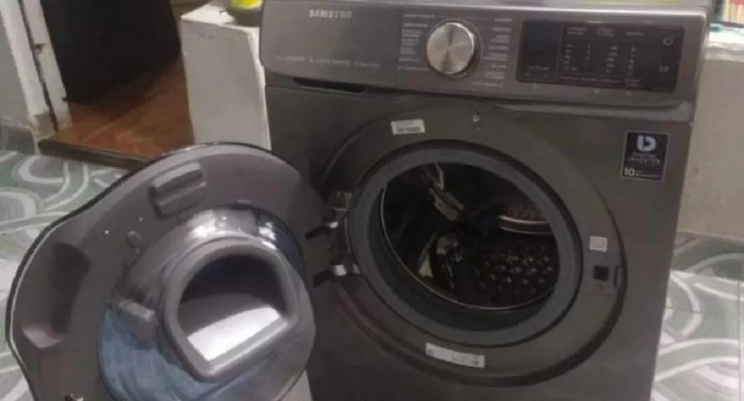 Foto de una lavadora a propósito de la estafa de un hombre que lavó su ropa y no compró la lavadora