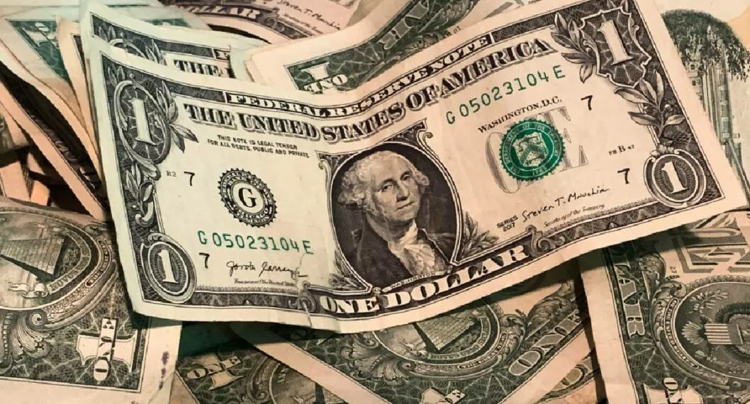 Foto de billetes de dólar a propósito de la disminución de salarios reales