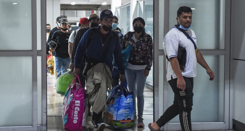Migrantes venezolanos llegan desde Panamá tras no poder cruzar a EE.UU., en el Aeropuerto Internacional Simón Bolívar en Maiquetía, estado de La Guaira, Venezuela.