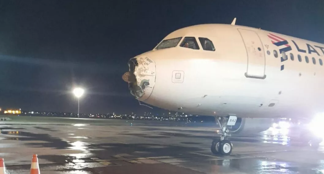 Foto del avión de Latam que perdió la nariz y un motor en vuelo de Chile a Paraguay.