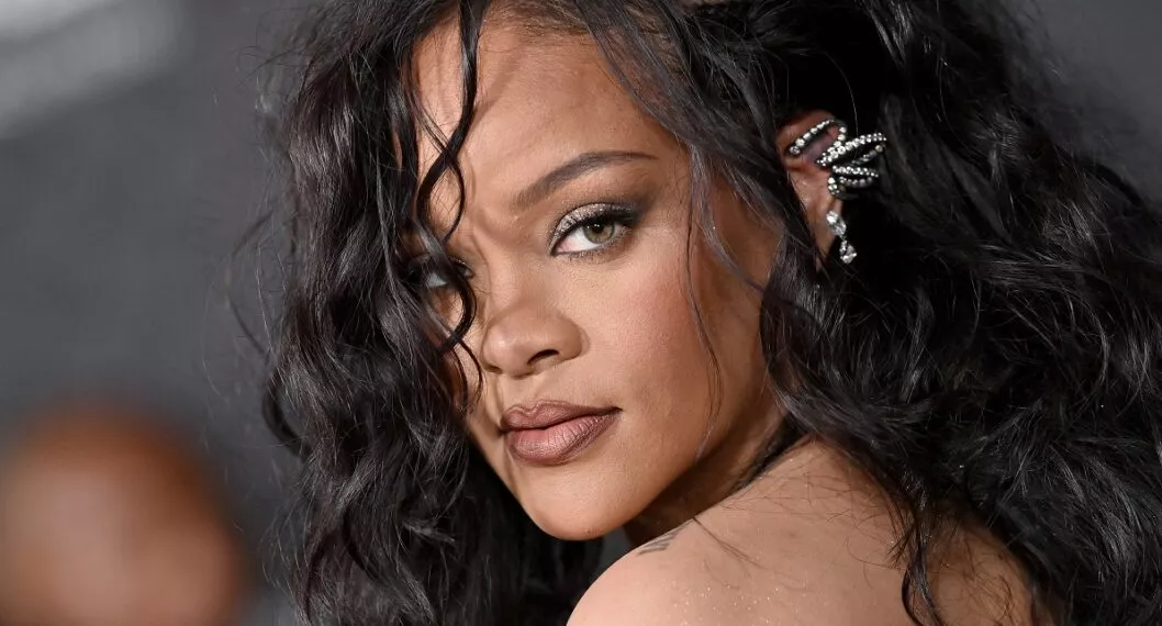 Rihanna anunció que su nuevo tema musical 'Lift Me Up', que formara parte de la banda sonora de 'Pantera negra', será lanzada a medianoche del viernes. 