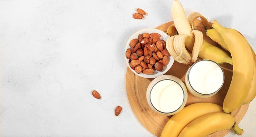 Banano y frutos secos. Nota sobre los beneficios de comer banano al desayuno.