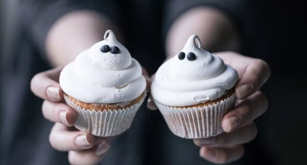 Receta sencilla para preparar cupcakes de fantasmas en este Halloween.
