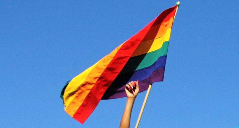 Bandera del orgullo gay. Reino Unido pide a hinchas LGTBI "respetar" en Mundial 2022; llueven críticas