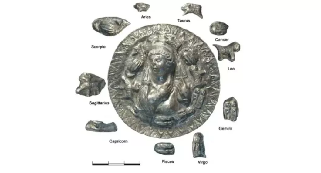 Encontraron medallón de la diosa Afrodita en tumba vieja con signos zodiacales