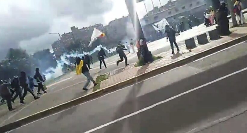 Disturbios hoy en Bogotá, donde la primera línea enfrentó al Esmad frente a la Fiscalía
