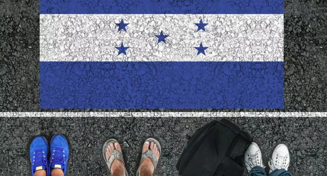 Foto de bandera de Honduras a propósito del cierre de un albergue de inmigrantes