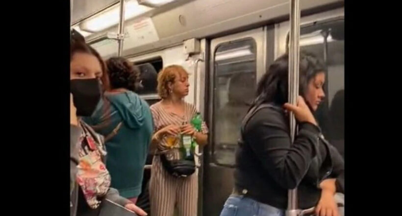 Mujer apareció en el metro de México tomando whisky y con botella en mano. La joven fue grabada y su video lo publicaron en redes sociales. 