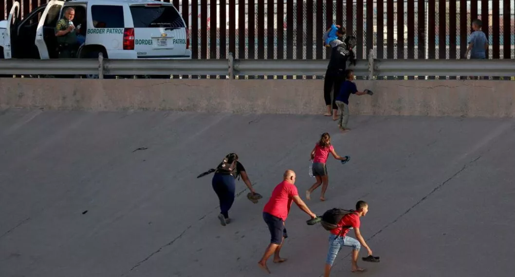 Foto de migrantes venezolanos intentando cruzar la frontera a Estados Unidos