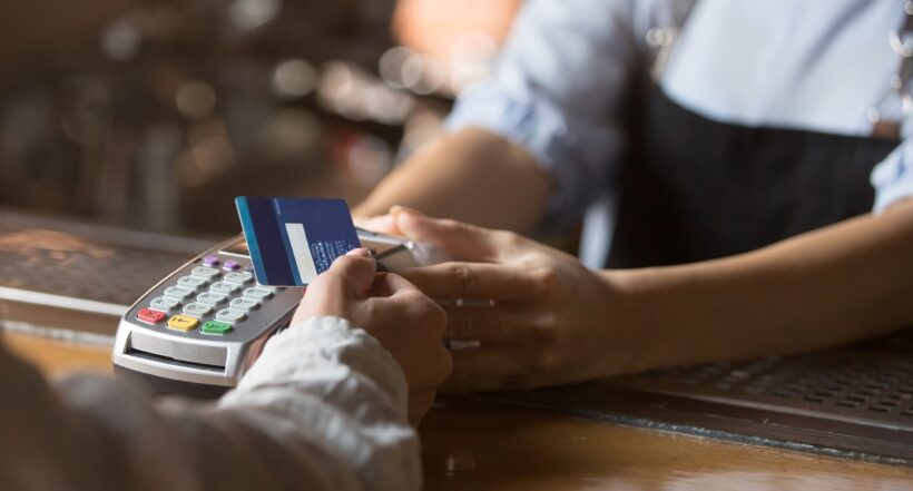 Imagen de tarjeta de crédito que ilustra las deudas de los colombianos. 