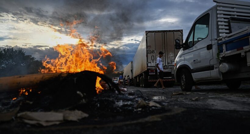 Partidarios del presidente Jair Bolsonaro, principalmente camioneros, incendiaron una barrera durante un bloqueo en la carretera Via Dutra BR-116 entre Río de Janeiro y Sao Paulo