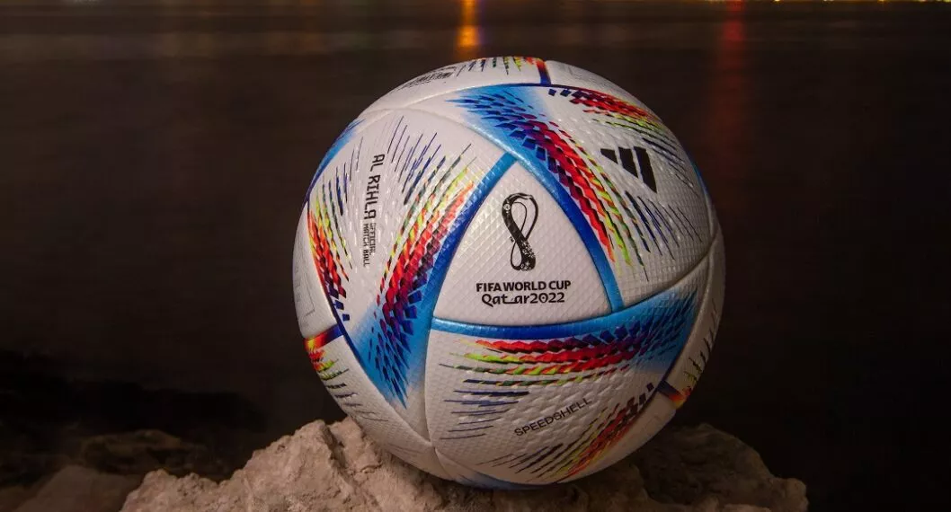 Balón del Mundial Qatar 2022 ilustra nota sobre reglas del juego