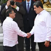 Se conoció la primera foto de Gustavo Petro con Nicolás Maduro en su llegada a Venezuela. El mandatario volvió a ese país después de 10 años. 