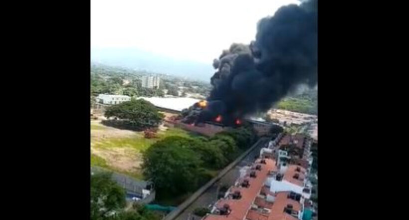 Un voraz incendio se presentó en una bodega de plásticos de Cúcuta, que fue consumida por las llamas sobre el medio día de este martes. 