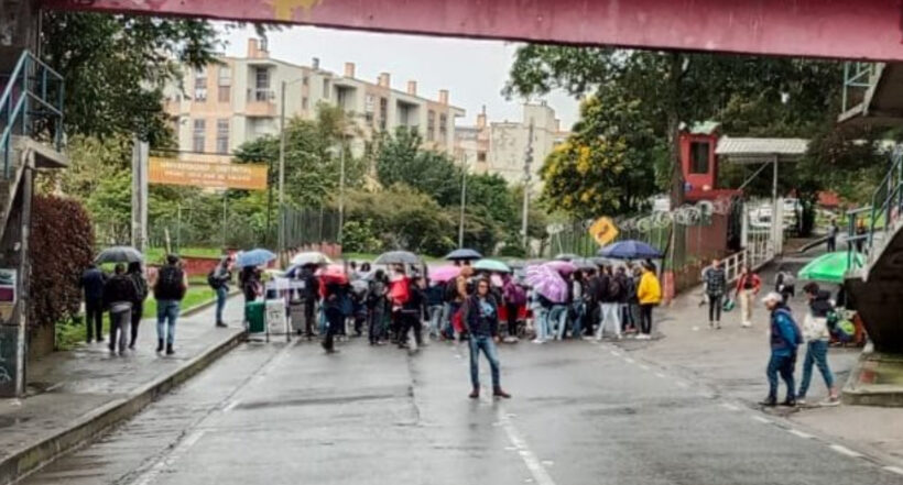 Manifestantes en Bogotà bloqueron la Avenida Circunvalar a la altura de la Universidad Distrital