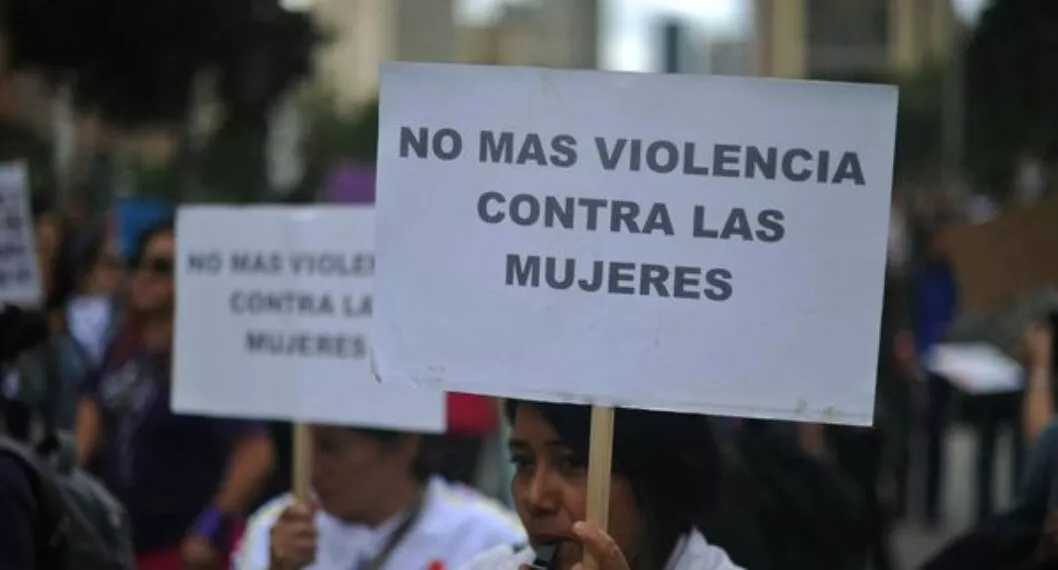 Imagen de mujeres protestando, ya que mujer dice que fue abusada en Transmilenio