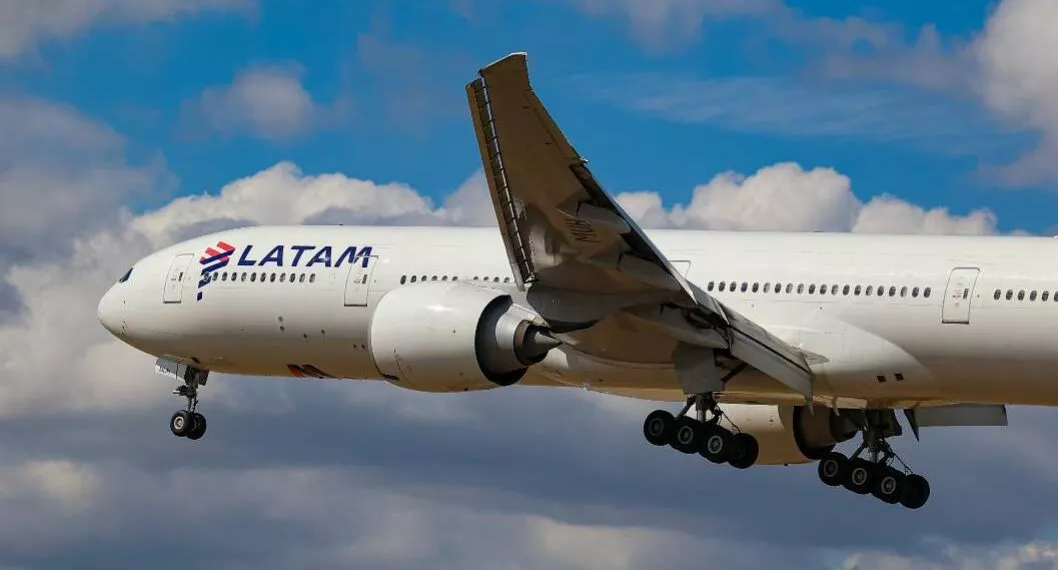 Foto de avión de Latam, en nota de Latam en Colombia: amenaza por posible huelga de pilotos, la primera en 17 años